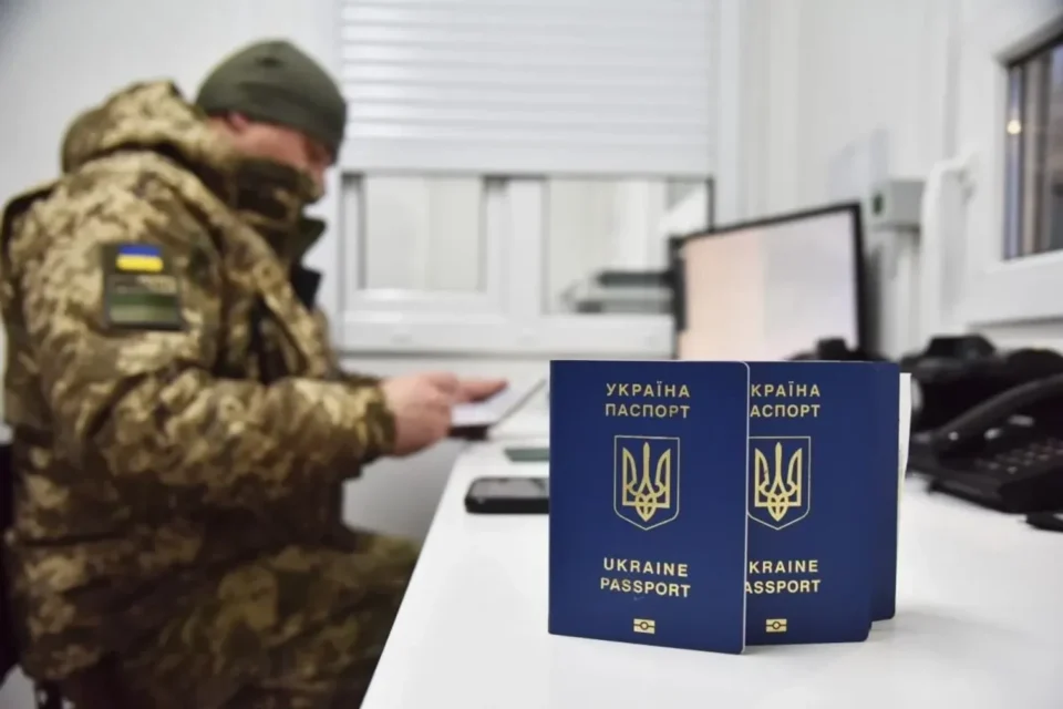 Рада хоче дозволити виїжджати за кордон чоловікам до 25 років