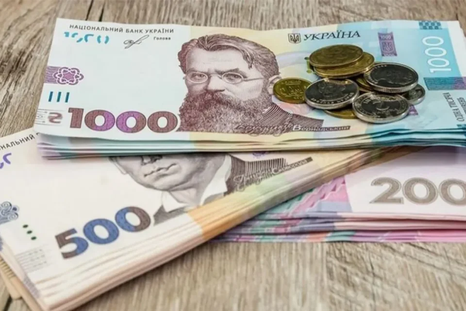 В Україні середня зарплата за місяць зменшилась майже на 2 тисячі гривень - ПФУ