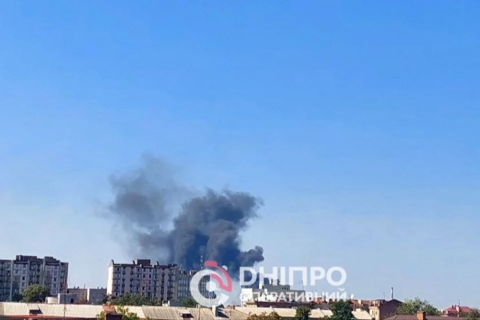 Масштабна пожежа спалахнула у Дніпрі: місто затягло чорним димом
