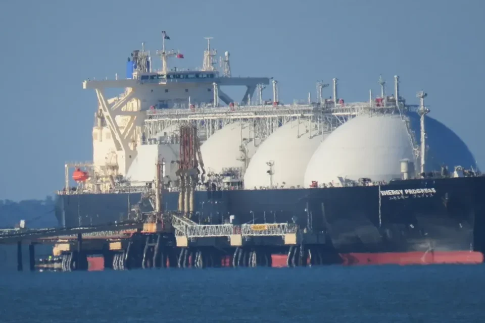 Другий танкер, що перевозить російський газ, пришвартувався в порту Китая - Reuters