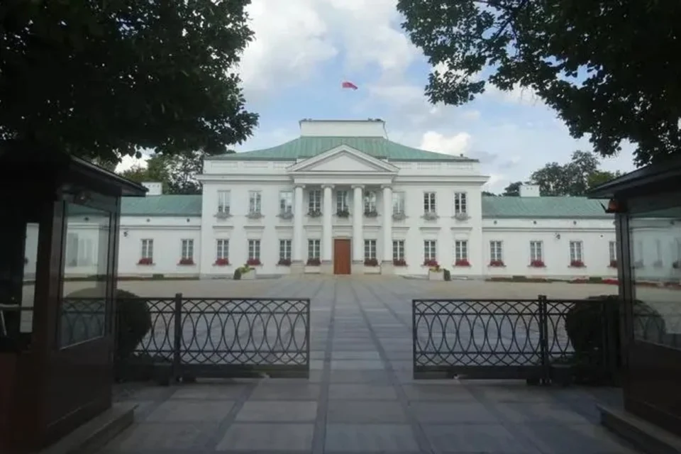 Запуск дрона над урядовими будівлями у Варшаві: у польських спецслужбах заявили, що ним керували українець та білоруска