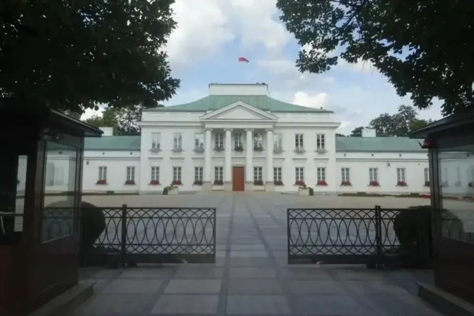 Українця вирішили депортувати з Польщі за запуск дрона над урядовими будівлями у Варшаві - ЗМІ