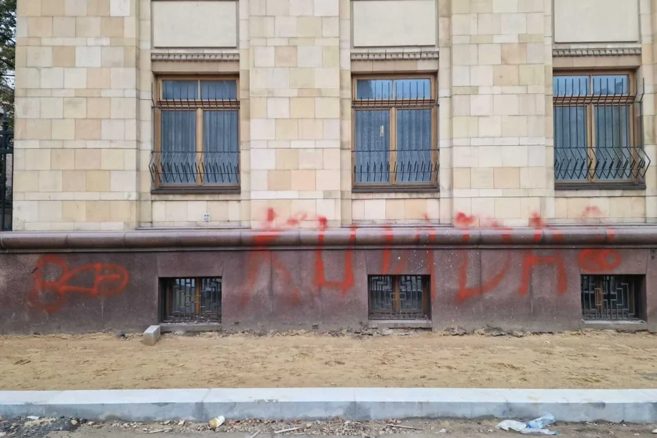 Посольство Чехії у москві обписали лайливими словами. У Празі готують ноту протесту