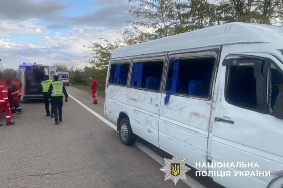На трасі Київ-Одеса перекинувся мікроавтобус: постраждали щонайменше восьмеро людей