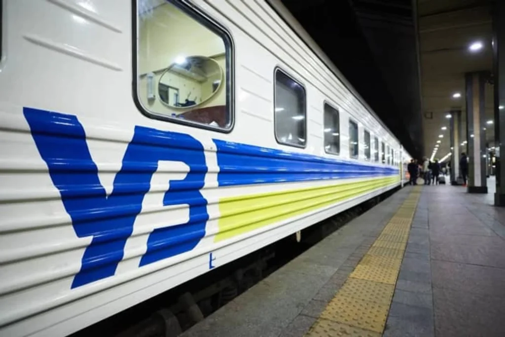 Окупанти спрямували дрон на потяг Львів-Краматорськ: пошкоджено три вагони Окупанти спрямували дрон на потяг Львів-Краматорськ: пошкоджено три вагони