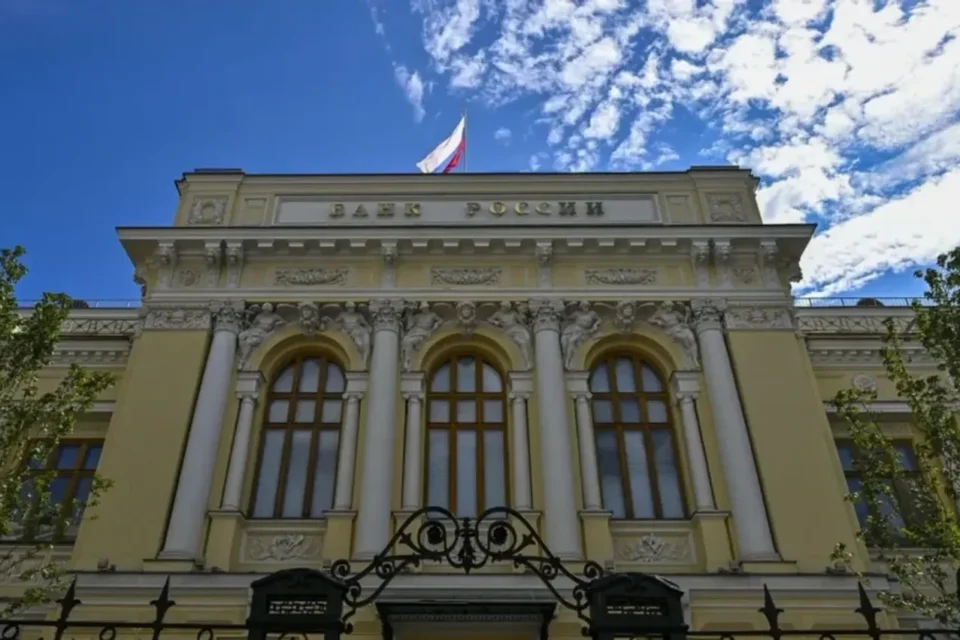 росія може призупинити зниження процентних ставок через інфляцію та атаки на НПЗ - Bloomberg