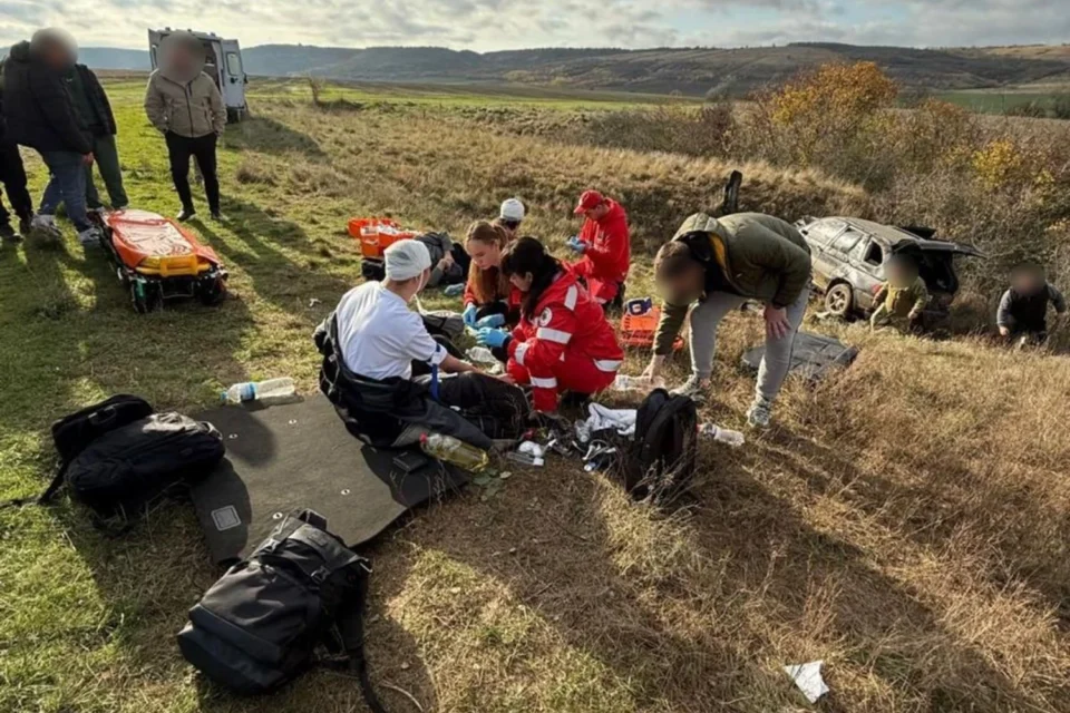 Сім чоловіків на BMW злетіли в кювет, намагаючись прорвати кордон на Одещині