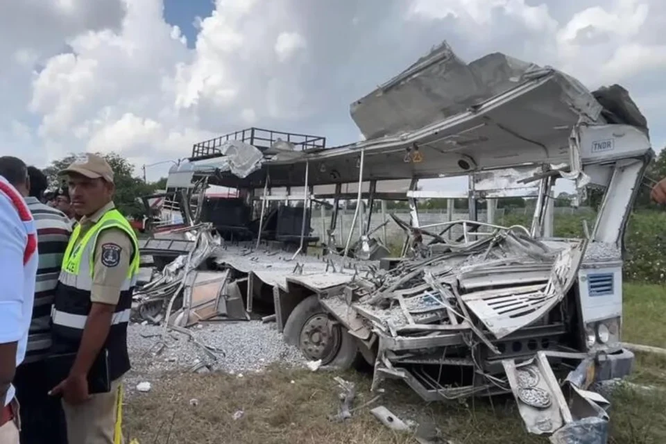 На півдні Індії вантажівка врізалася в автобус, загинуло щонайменше 20 людей