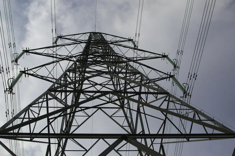 рф атакувала енергетику в трьох областях, графіки відключень по всій Україні до 21 години - Міненерго