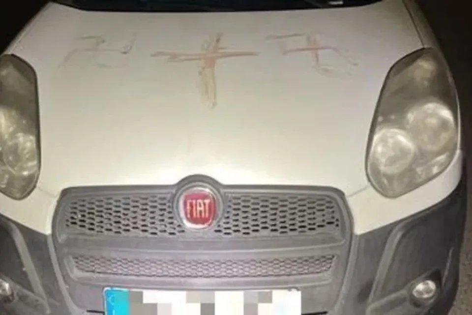 Малюнки схожі на свастику: у Німеччині 50 автомобілів обмазали речовиною, схожою на кров