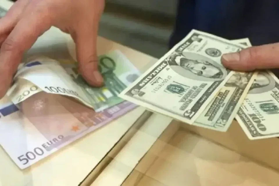 Курс валют від НБУ: долар несуттєво дешевшає