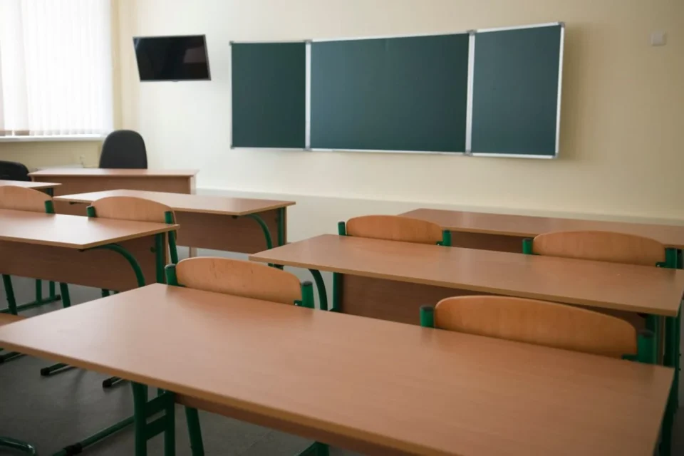 У Вінниці невідомий розпилив газ у ліцеї: уроки призупинили, учнів евакуювали