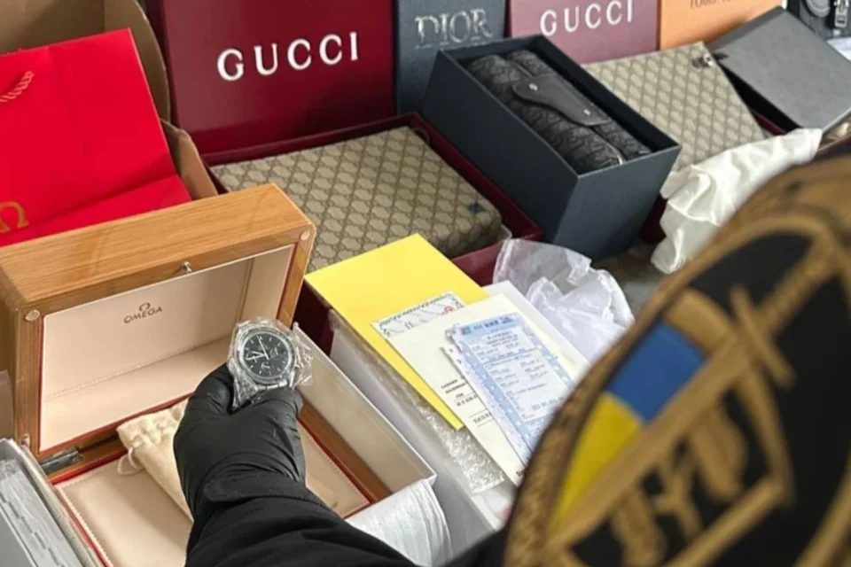 Митники Львівщини викрили контрабанду Gucci та Dior на пів мільйона гривень