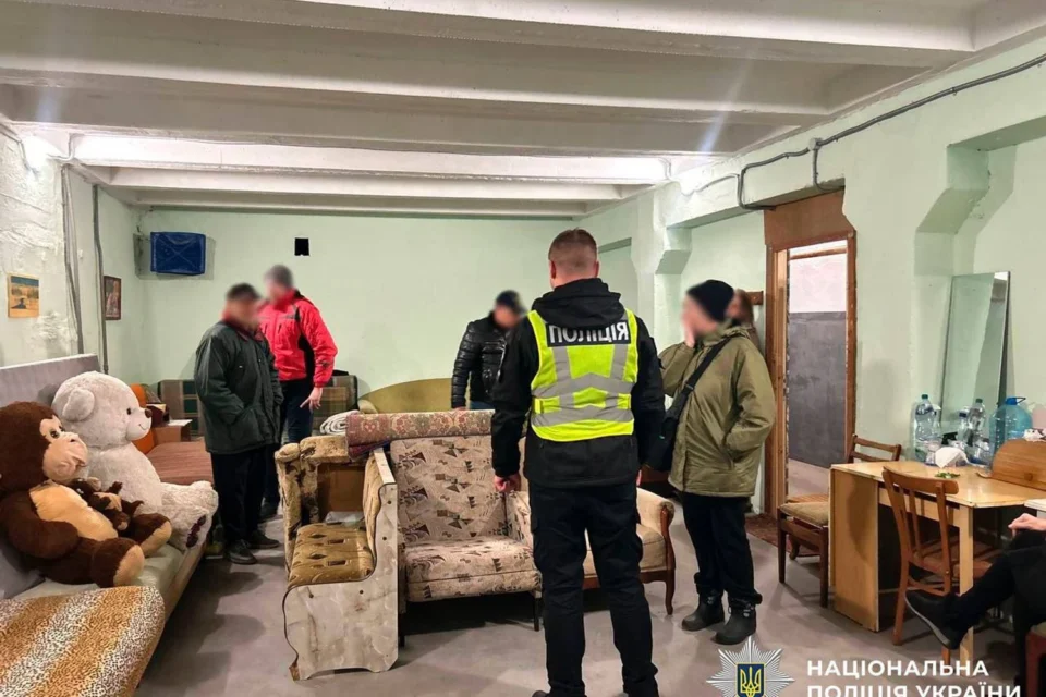 Жінка перегородила доступ до укриття в Києві, бо сама його облаштувала: її притягнули до відповідальності - поліція