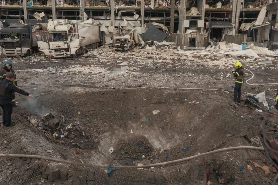 Атака рф по Києву 25 листопада: пошкоджено логістичний центр Novus, є загиблі і поранені