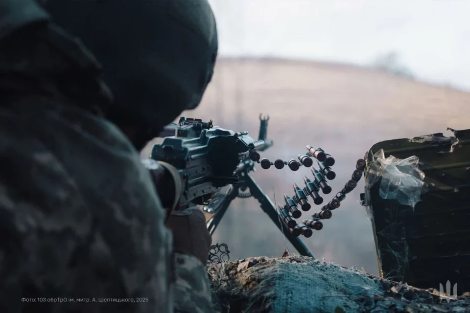 На фронті зафіксовано 112 бойових зіткнень, ворог активно діє на трьох напрямках - Генштаб