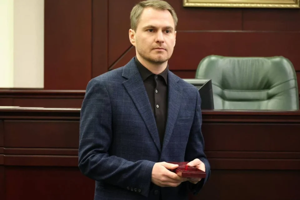 Відкритий до діалогу, але не до спроб керувати розслідуванням через Facebook: Кравченко відреагував на ажіотаж навколо справи детектива НАБУ та його батька