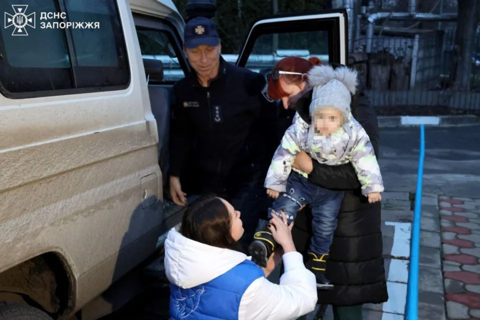 Три покоління родини евакуйовано із Запорізької прифронтової зони