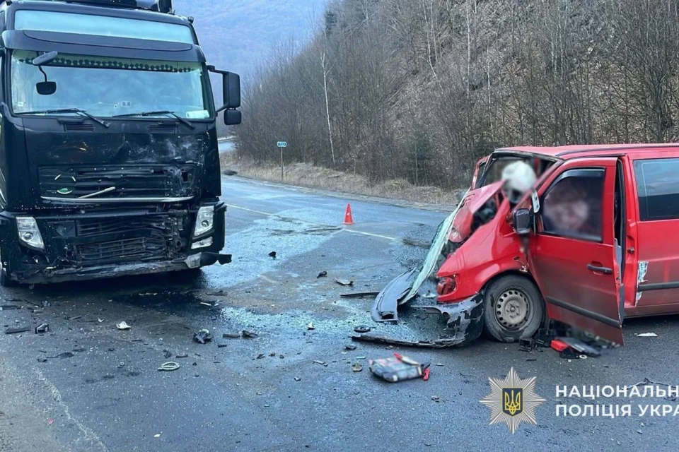 У Карпатах на Абранському перевалі сталась ДТП: одна людина загинула, ще двоє - травмовані