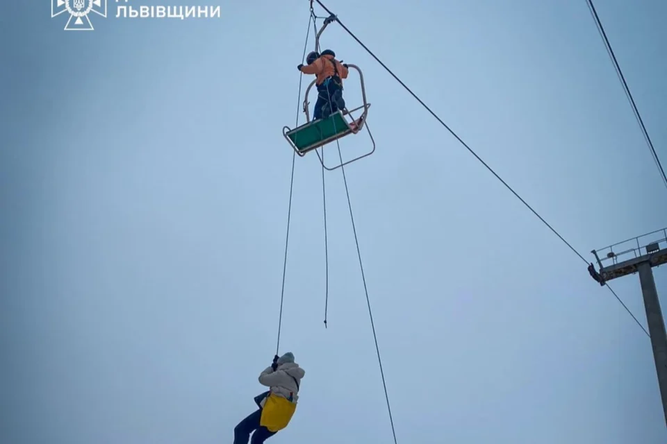 63 застряглих туристів уже зняли з підйомника у Карпатах: показали кадри порятунку