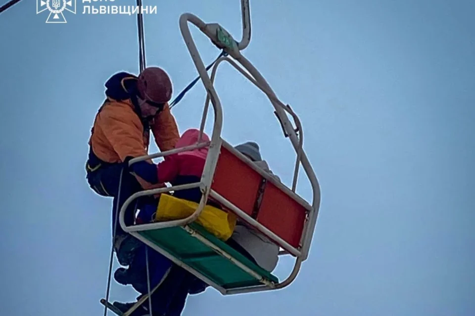 На горі Захар Беркут завершили порятунок застряглих туристів: 78 людей зняли з підйомника