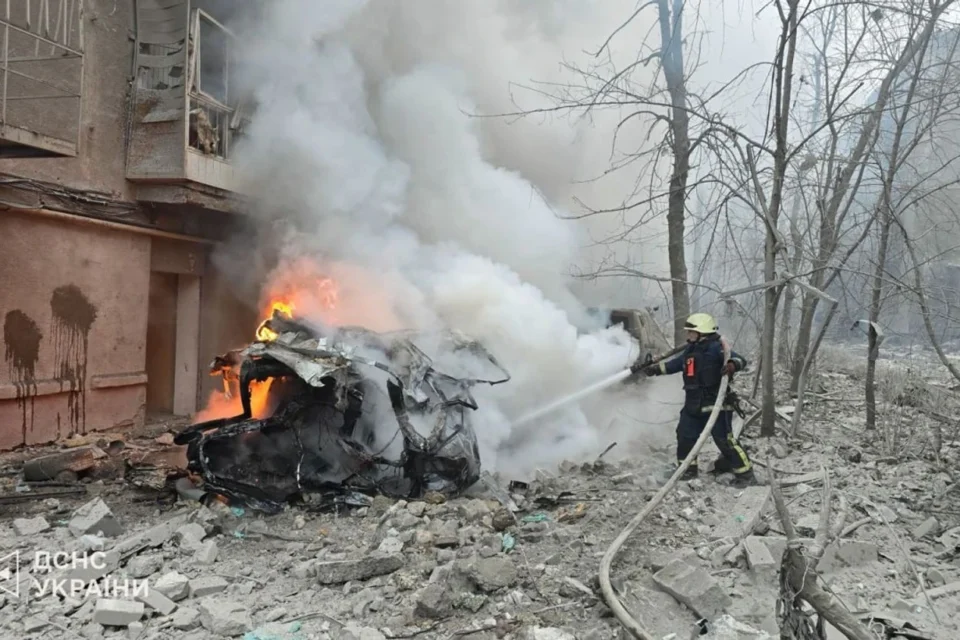 росія, попередньо, атакувала Харків двома ракетами: Зеленський показав наслідки удару