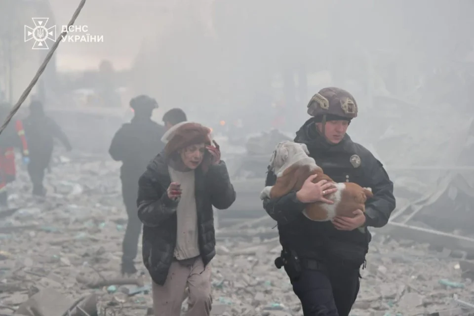 Через ракетний удар рф по Харкову є руйнування торгового центру: ДСНС показало нові кадри наслідків