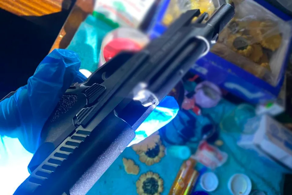 Погрожував пістолетом відвідувачам супермаркету: у Києві затримали нетверезого чоловіка