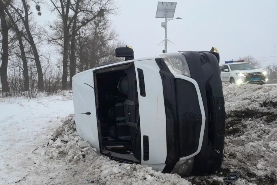 ДТП на Сумщині: мікроавтобус вилетів на узбіччя і перекинувся, постраждали 8 людей