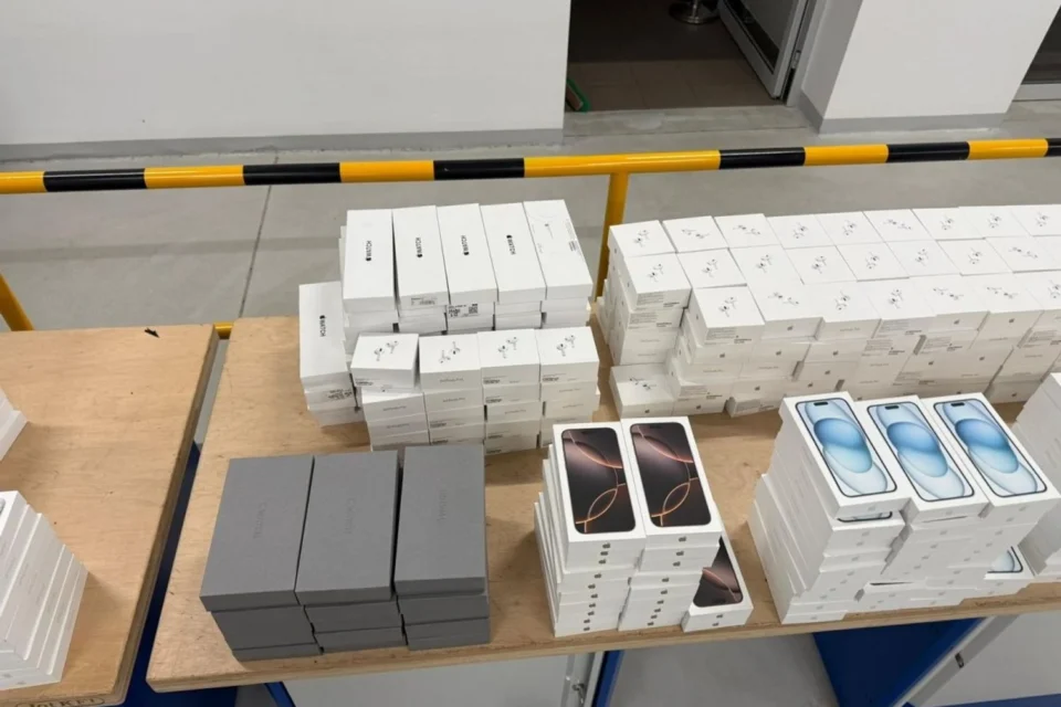 iPhone, AirPods та Apple Watch на 35 мільйонів: на кордоні зупинили нафарширований