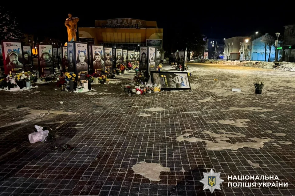 У Рівному жінка перекинула портрети полеглих Героїв на центральній площі: відкрито провадження