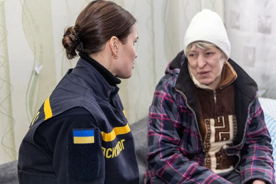 росіяни пошкодили гуртожиток у Харкові: переселенців перевезли, з ними працювали психологи ДСНС