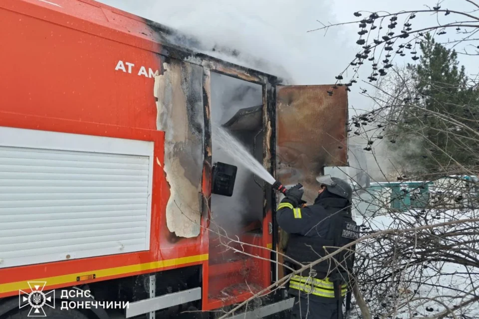 Російський дрон атакував рятувальників під час гасіння пожежі у Слов