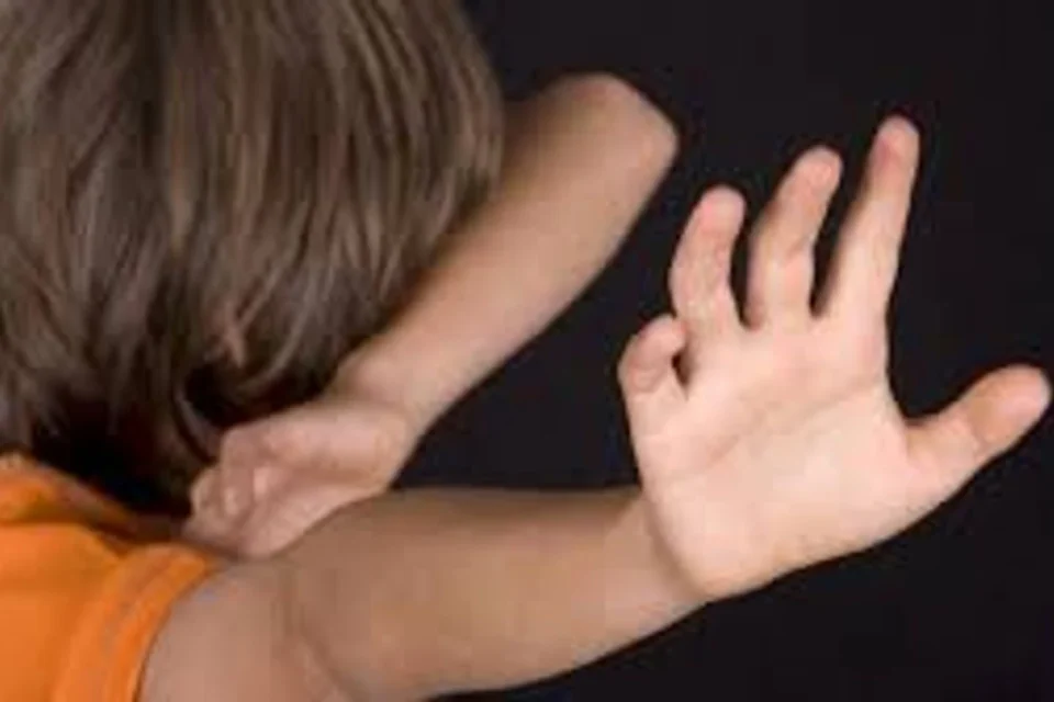 Зв’язувала, морила голодом, била ногами і різала: у Києві жінка отримала підозру у катуванні 9-річного сина