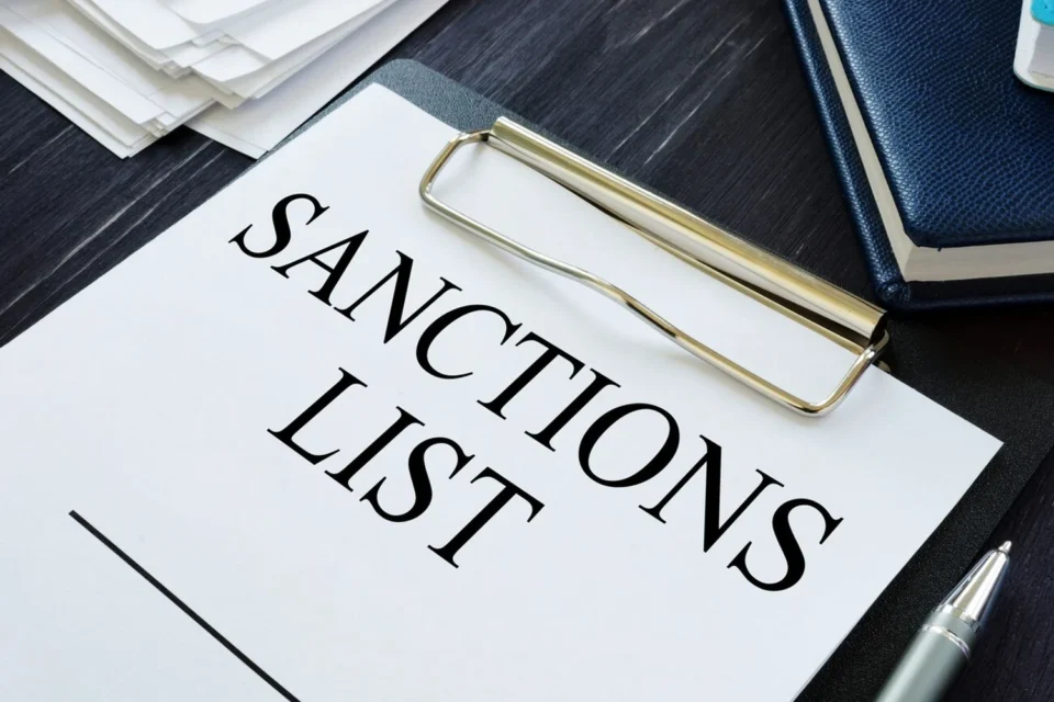 Україна продовжила санкції проти Фірташа та Козака