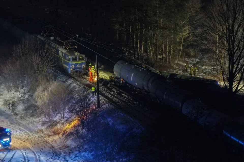 Вантажний потяг з дизелем зійшов з рейок у Польщі: імовірною причиною називають морози