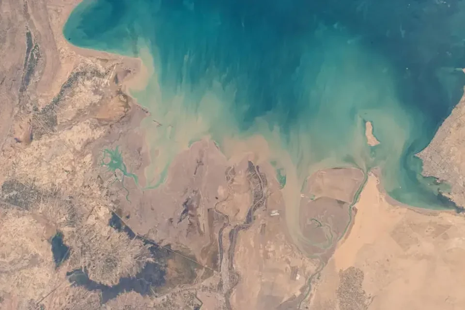 На Близькому Сході повідомили про нові атаки на стратегічний нафтовий порт і НПЗ - що відомо про наслідки