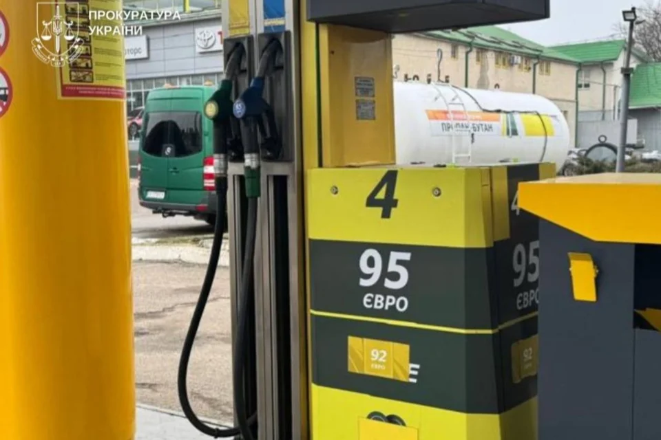 У Чернівецькій та Хмельницькій областях викрили мережу підпільних АЗС - вилучено понад 62 тис. літрів пального