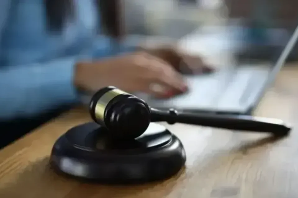 Завдали збитків на 10 тис. доларів - посадовців Автомобільних доріг України викрили на хабарі