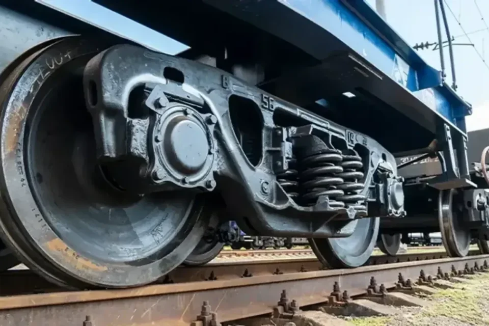 росія атакувала залізницю у двох областях та пошкодила тепловози і станцію