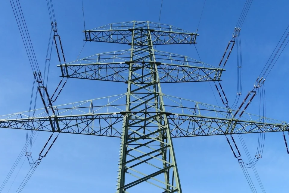 Через ворожі атаки частина трьох областей без світла і поранено енергетика, до 21 години - графіки