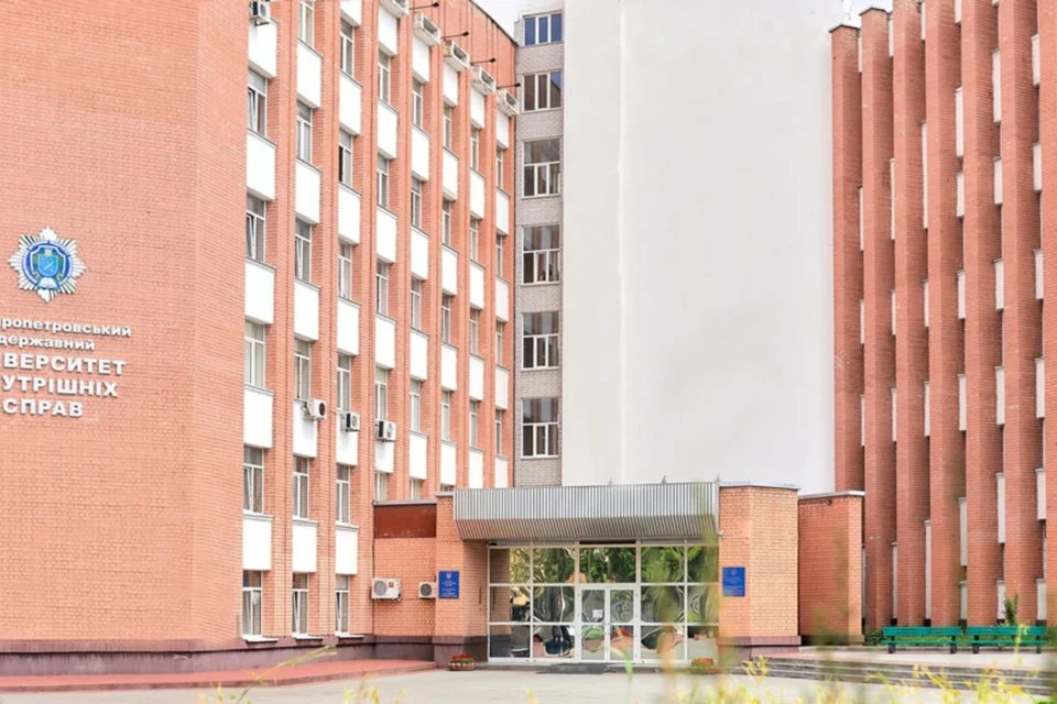 У Дніпрі розслідують скандал із курсантом, який сфотографувався біля тіла загиблої дівчини