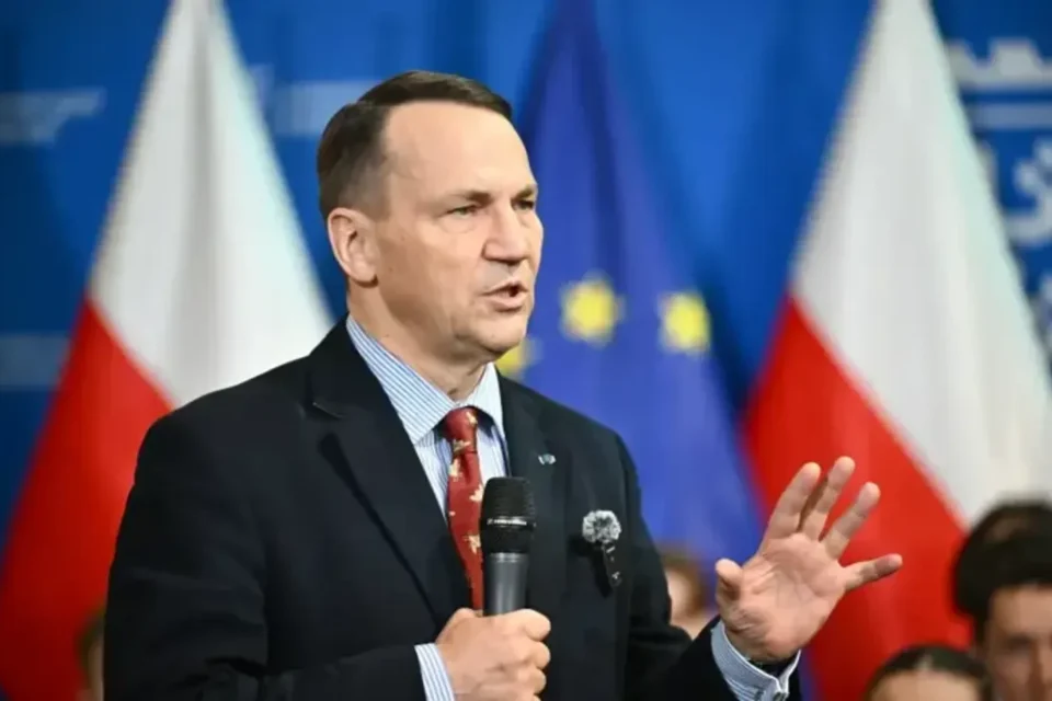 Сікорський розкритикував Навроцького за плани підтримати Орбана