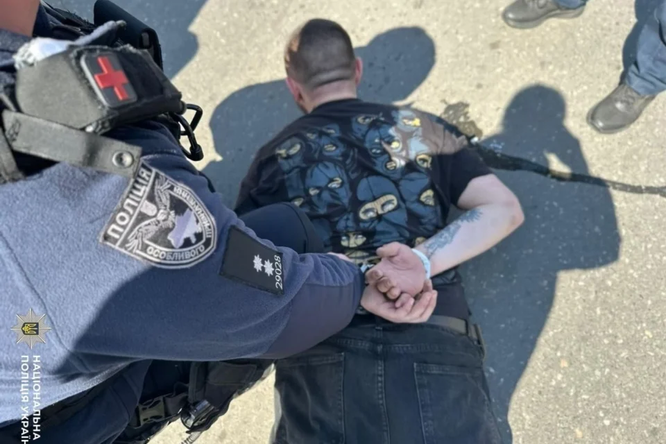 Чоловік влаштував стрілянину з вибухом посеред вулиці в Одесі, його затримали - поліція