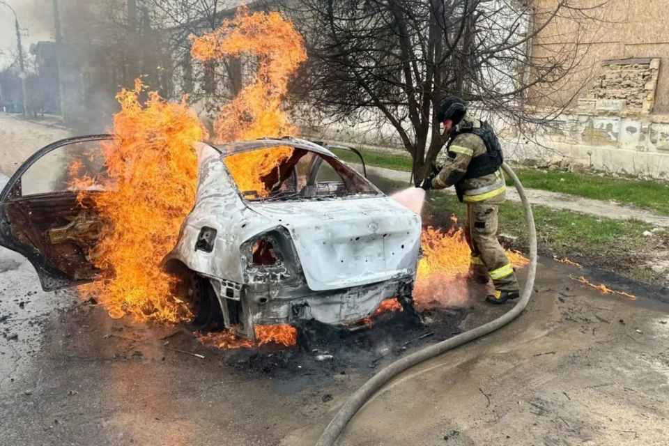 Дрон рф атакував автомобіль у Херсоні 29 березня - є загибла та поранений