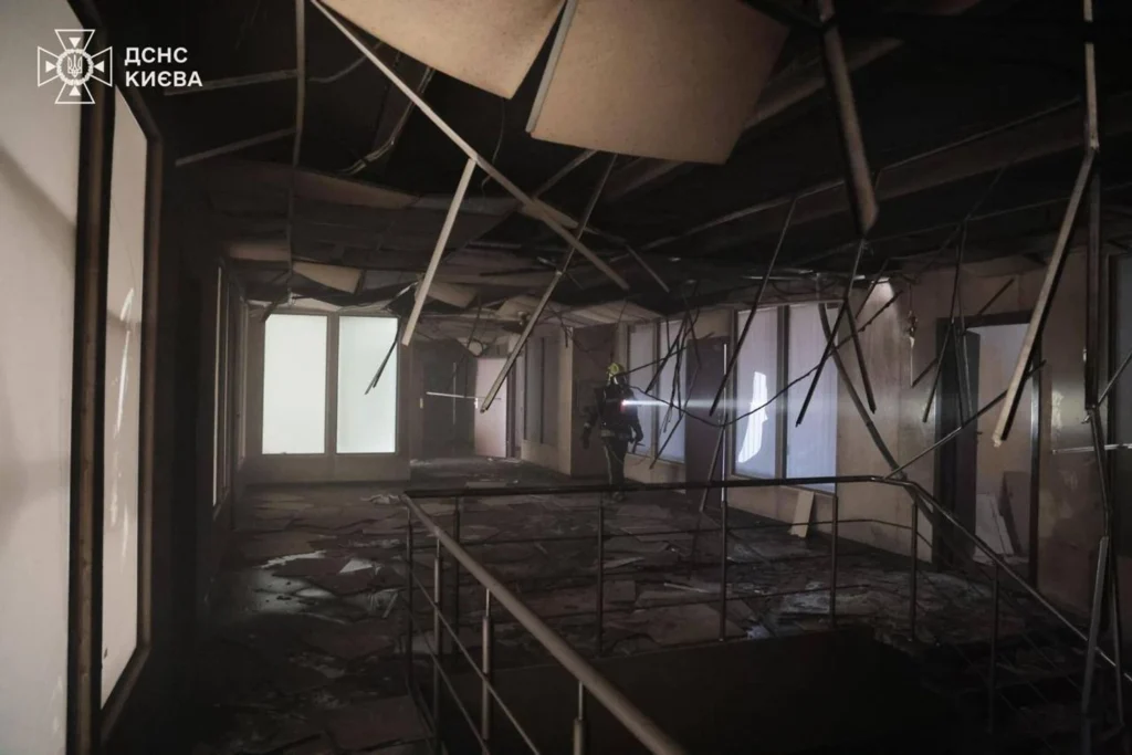 У Києві через атаку рф горіла будівля з офісами і складами - показали наслідки