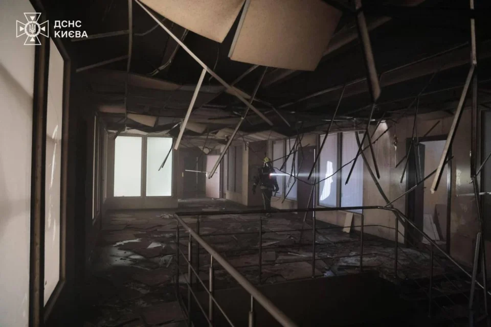 У Києві через атаку рф горіла будівля з офісами і складами - показали наслідки