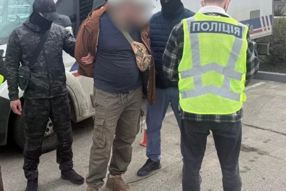 Через ліс з інструкціями та запрограмованим GPS: у Києві викрили схему переправлення чоловіків до ЄС через білорусь