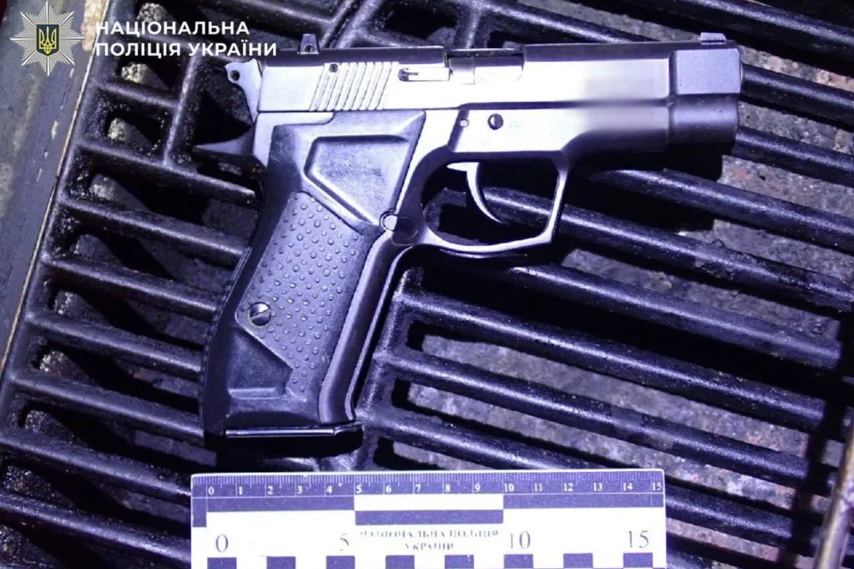 У Києві чоловік влаштував стрілянину на вулиці, є поранена