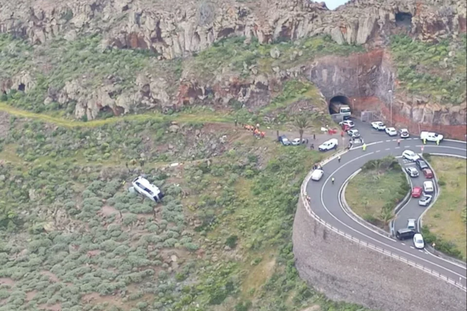 Автобус з британськими туристами впав у яр на Канарах, є загиблий і десятки постраждалих